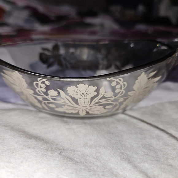 Silver overlay detailed glass candy bowl/trinket dish - Picture 2 of 13